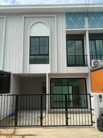 ให้เช่าทาวน์โฮม Chiva Home Bangkok-Pathum บ้านพร้อมอยู่ในทำเลกรุงเทพ-ปทุมธานี ใกล้ The Nine Center Tiwanon และทางด่วนศรีสมานรายละเอียดทรัพย์- พื้นที่ใช้สอย 130 ตารางเมตร- 3 ห้องนอน- 2 ห้องน้ำ- ทาวน์โฮม 2 ชั้น- พร้อมเข้าอยู่จุดเด่น- ค่าเช่าจับต้องได้- เหมาะสำหรับครอบครัวขนาดเล็ก- เดินทางเชื่อมต่อปทุมธานี ติวานนท์ และศรีสมานสิ่งอำนวยความสะดวกภายในโครงการ- สวนส่วนกลาง- สนามเด็กเล่น- CCTV- ระบบรักษ�