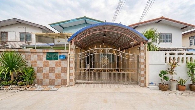 รหัสทรัพย์&nbsp;N1541บ้านเดี่ยว หมู่บ้านเก้าแสน 2 รามอินทรา 34 แยก 14 (ซอยอยู่เย็น) ตกแต่งสวยงาม พร้อมอยู่ทันทีที่ตั้ง : แขวงท่าแร้ง เขตบางเขน กรุงเทพมหานคร 10230รายละเอียดทรัพย์- บ้านเดี่ยว 2 ชั้น ขนาดเนื้อที่ 32 ตารางวา พื้นที่ใช้สอย 120 ตารางเมตร- 3 ห้องนอน, 2 ห้องน้ำ, 1 ห้องโถง, 1 ห้องครัว, 1 ที่จอดรถ- ติดตั้งมุ้งลวด, เหล็กดัด, ผ้าม่านและต่อเติมหลังคาหน้าบ้านเรียบร้อย- เครื่องปรับอ