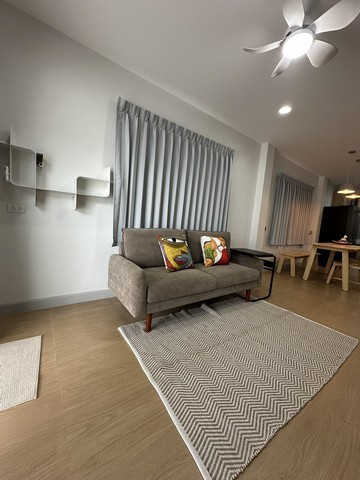 ให้เช่าบ้านแฝด Modern Smart Home | ซอยอ่อนนุช 40บ้านสวย Fully Furnished พร้อมอยู่ มี EV Charger + Smart Home เดินทางสะดวก ใกล้รถไฟฟ้า 2 สายค่าเช่า 42,000 บาท/เดือนสัญญาขั้นต่ำ 1 ปี (ประกัน 2 เดือน + ล่วงหน้า 1 เดือน)ฟรี WiFi + บริการจัดการขยะ + บริการล้างแอร์รายละเอียดบ้าน• บ้านแฝด 2 ชั้น• ที่ดิน 46 ตร.ว.• 3 ห้องนอน | 3 ห้องน้ำ• 1 ห้องนั่งเล่น | 1 ห้องครัว• จอดรถในบ้านได้ 3 คัน• โรงจอดรถ + มุมนั่งเล่นข้างบ้าน + สวนหิน• ต่อเติม