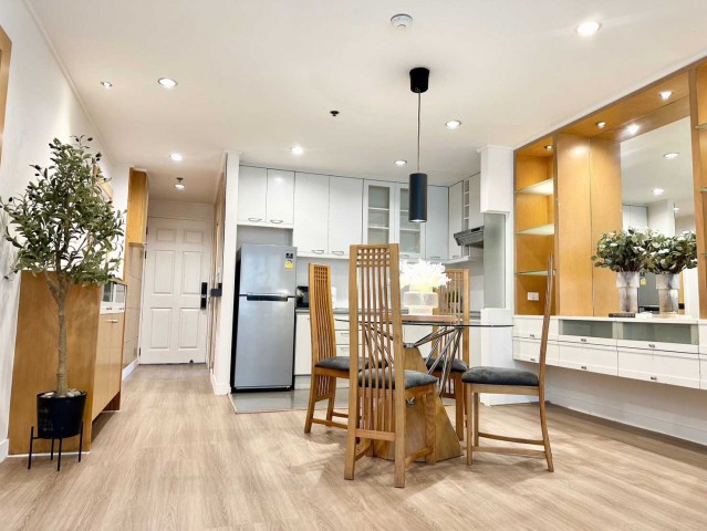 AOM 3035เช่า The Royal Place 1 (Regent Royal Place 1) ใกล้ BTS ราชดำริ  ห้องมุม  Fully Furnished  พร้อมเข้าอยู่   โครงการ The Royal Place 1 แขวงลุมพินี เขตปทุมวัน,กรุงเทพมหานคร  2  ห้องนอน   2   ห้องน้ำ    ใช้สอย   84.00 ตร.ม.ราคาเช่า 27,000 / เดือนค่าเช่าเพียง 27,000 บาท/เดือน (ราคาสุดท้าย ไม่ต่อรอง)จุดเด่น ห้องขนาดใหญ่ 84 ตร.ม. ห้องมุม โปร่ง โล่ง เป็นส่วนตัว เฟอร์นิเจอร์และเครื่องใช้ไฟฟ้าครบ เดินเพียงประมาณ 350 เมตร (4 นาที) ถึง BTS ราชดำริ และประ�