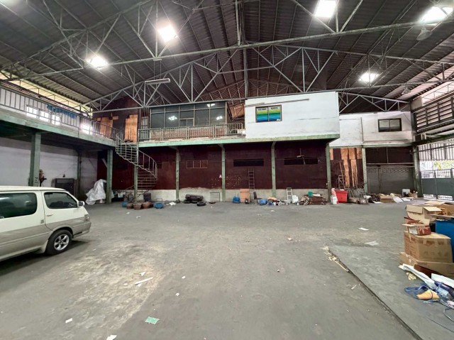 AOM 3033ขายที่ดินผังสีม่วง 839 ตรว ติดถ.ปู่เจ้าสมิงพราย พระประแดง เหมาะโรงงาน โกดัง คลังสินค้า ทำการค้า   ตำบลบางหญ้าแพรก พระประแดง,สมุทรปราการ ที่ดิน   0-0-839.00 ไร่ราคา 90,000,000 จุดเด่น - แปลงมีสิ่งปลูกสร้างเดิม ผู้ซื้อสามารถปรับปรุง ใช้งานต่อ หรือพัฒนาโครงการใหม่ได้ตามความเหมาะสม- รายล้อมด้วยโรงงาน สถานประกอบการ และพื้นที่อุตสาหกรรมสำโรง–พระประแดง เดินทางสะดวกทั้งรถบ�