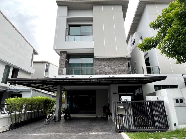 AOM 3031ขาย บ้านแฝด 3 ชั้น หมู่บ้านกลางเมือง คลาสเซ่ เอกมัย-รามอินทรา 40.1 ตารางวา แต่งหรูพร้อมอยู่    โครงการ Baan Klang Muang Classe Ekkamai-Ramintra ซอย ประเสริฐมนูกิจ 29 ถนน ประเสริฐมนูกิจ แขวงลาดพร้าว เขตลาดพร้าว,กรุงเทพมหานคร   3  ห้องนอน   4   ห้องน้ำ   1  ห้องรับแขก   1  ห้องครัว   ที่ดิน   40.10 ตร.ว.   ใช้สอย   241.00 ตร.ม.ราคา 17,900,000 จุดเด่น - บ้านใหม่มาก ตกแต่งบิวท์อินสวยงามมีคลาส พร้อมเข้าอยู่- พื้นที่ใช้สอยมาก ฟั�