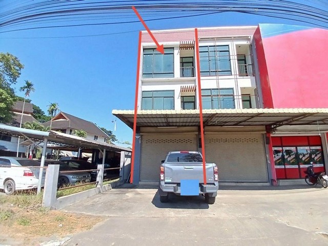 ขายอาคารพาณิชย์เมืองเชียงใหม่ 3 ชั้น  ถนนสมโภชเชียงใหม่ 700 ปี     ถนน สมโภชเชียงใหม่ 700 ปี ตำบล สันผีเสื้อ อำเภอ เมืองเชียงใหม่ จังหวัด เชียงใหม่  ราคาโปรโมชั่น  4,433,000   บาท    ลดจาก  6,300,000   บาท ราคาโปรโมชั่นตั้งแต่วันที่ 1 กรกฎาคม 2569 – 30 กันยายน 2569  รายละเอียดทรัพย์ -  เนื้อที่ 26.90 ตร.ว.  พื้นที่ใช้สอย 159.75 ตร.ม. -  3 ห้องนอน 4 ห้องน้ำ   -  1 ที่จอดรถ  -  บ้านหันไปทางทิศ ใต้  พิกัดทรัพย์ : https://maps.app.goo.gl/J7Pw