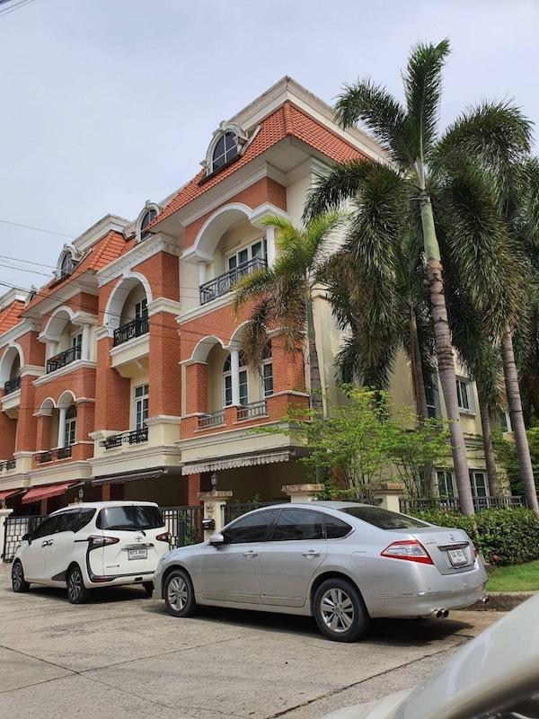 ให้เช่าทาวน์โฮม 3.5 ชั้น โครงการ Casa City ลาดพร้าว เลียบด่วนเอกมัย-รามอินทรา ซอยโยธินพัฒนา 3 ( รับชาวต่างชาติ / คนจีน เลี้ยงสัตว์ได้ )ราคาเช่า 35,000 บาท / เดือนที่ตั้ง ถนนประดิษฐ์มนูธรรม ซอยหมู่บ้านคาซาซิตี้ ลาดพร้าว ซอยโยธินพัฒนา 3 แขวงนวมินทร์ เขตบึงกุ่ม กรุงเทพมหานคร 10230ติดต่อ : คุณภัสพงณ์ 063-409-8164Line : deedaa23เนื้อที่ 40 ตารางวา พื้นที่ใช้สอย 200 ตารางเมตร จำนวน 3.5 ชั้น 4 ห้องนอน 5 ห้องนํ�