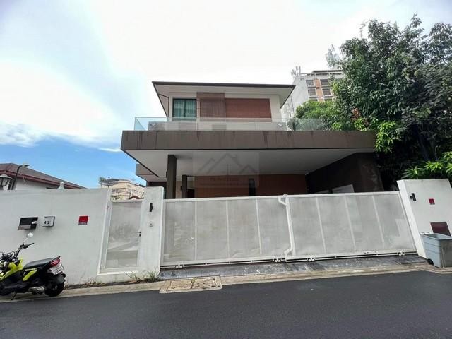 ให้เช่าบ้านเดี่ยว Pool Villa 3 ชั้น 625 ตรม. 7 ห้องนอน ซอยอินทามระ 29 ห้วยขวาง สุทธิสาร พร้อมสระว่ายน้ำติดต่อ:: ชยา โทร/ID Line:: 0942823961Link Line:: https://line.me/ti/p/3xFA1An8Kcรหัส# T26-939บ้านเดี่ยว 3 ชั้น พร้อมเฟอร์นิเจอร์ อินทามะระ 29 สุทธิสาร• เนื้อที่ 99 ตรว• พื้นที่ใช้สอย 625 ตรม.• 7 ห้องนอน• 8 ห้องน้ำ• 1 ห้องซาวน่า 1 ห้องฟิตเนต 1 ห้องอเนกประสงค์ 1 ห้องทำงาน• 2 ห้องรับแขก 2 ห้องครัว 1 ห้องรับประทานอาหาร• พร้อมสระว่ายน้ำ• 