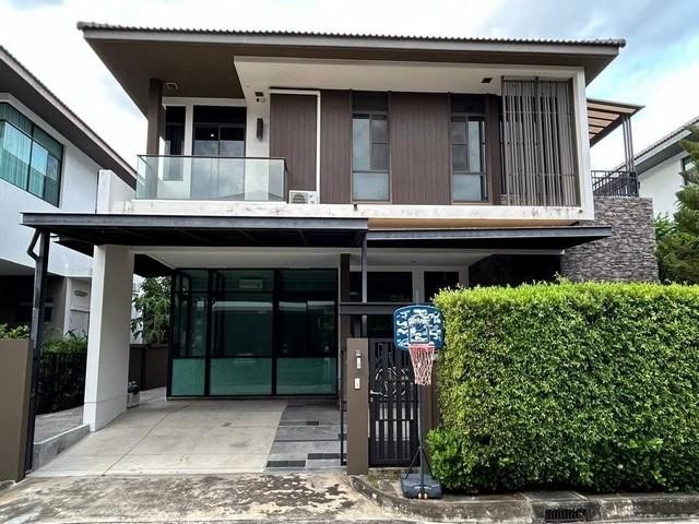 ให้เช่าบ้านเดี่ยว 2 ชั้น 70 ตรว. 3 ห้องนอน หมู่บ้านมัณฑนา อ่อนนุช-วงแหวน 3 ใกล้เมกะบางนา บ้านทิศใต้ ใกล้สโมสรติดต่อ:: ชยา โทร/ID Line:: 0942823961Link Line:: https://line.me/ti/p/3xFA1An8Kcรหัส # T26-945บ้านเดี่ยว 2 ชั้น หมู่บ้านมัณฑนา อ่อนนุช-วงแหวน 3 บ้านใกล้สโมสร• เนื้อที่ 70 ตร.ว.• พื้นที่ใช้สอย 231 ตรม. (ไม่รวมส่วนต่อเติม)• 3 ห้องนอน 3 ห้องน้ำ• 2 ห้องเอนกประสงค์ (ชั้น 1 และชั้น 2)• ห้องกระจก, ห้องครัว, ห้องรับแขก, โซนซักล้�