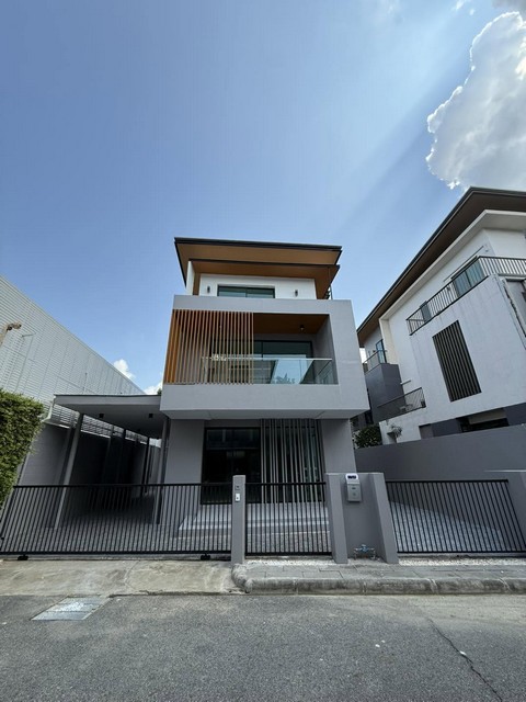 ขายบ้านเดี่ยวหรู 3 ชั้น 53 ตร.วา AQ Arbor สวนหลวง ร.9 – พัฒนาการ ใกล้สวนหลวง ร.9 *** ราคาขาย 8,390,000 บาท รวมโอน ติดต่อ:: ชยา โทร/ID Line:: 0942823961   Link Line:: https://line.me/ti/p/3xFA1An8Kcรหัส# T26-998บ้านเดี่ยวหรู 3 ชั้น AQ Arbor สวนหลวง ร.9 – พัฒนาการ  • ที่ดิน 53 ตร.วา  • 3 ห้องนอน  • 4 ห้องน้ำ• 1 ห้องเเม่บ้าน + ห้องน้ำในตัว  • 3 ที่จอดรถในบ้านทำเลดีที่สุดในสวนหลวง – ใกล้ครบทุกสิ่ง• พาราไดซ์ พาร์ค / ซีคอนสแควร์ / Mega Bangna• รพ.จุฬารัตน์ 7 / รพ.ไทยนค�