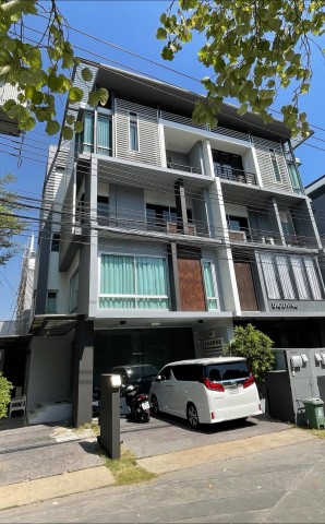 BH4163 ให้เช่าและขาย โฮมออฟฟิศ 4 ชั้น B Square by Sansiri ซอยสหการประมูล พื้นที่กว่า 400 ตร.ม. ทำเลใจกลางเมือง พร้อมที่จอดรถติดต่อ Agent คุณบัว (Bua)Tel: 093-646-4597&nbsp;LINE ID: Bua093ราคาเช่า 85,000 บาทต่อเดือนราคาขาย 19.5 ล้านบาทให้เช่าและขายโฮมออฟฟิศคุณภาพในโครงการ B Square by Sansiri ซอยสหการประมูล โครงการระดับพรีเมียมของแสนสิริ มีเพียง 77 ยูนิต ให้ความเป็นส่วนตัวสูง เหมาะสำหรับสำนักงาน บริษัท สตาร์ทอัพ โฮมออฟฟิศ หร�