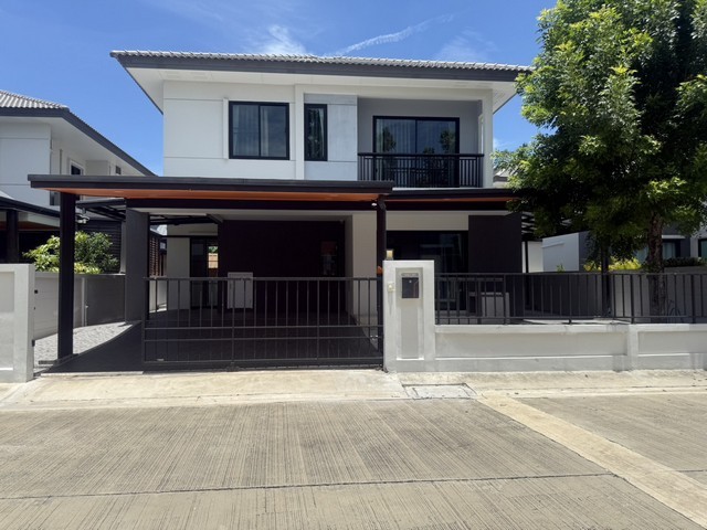 MT218 : ขายด่วน ราคาต่ำกว่าตลาด บ้านเดี่ยว บริทาเนีย บางนา สุวรรณภูมิ กม.26 ที่ตั้งโครงการ : บริทาเนีย บางนา สุวรรณภูมิ กม.26 ถนนบางนาตราด ต.บางบ่อ อ.บางบ่อ จ.สมุทรปราการ • ที่ดิน 50.7 ตร.วา  พท.ใช้สอย 165 ตรม. • 3 ห้องนอน 3 ห้องน้ำ ที่จอดรถ 2 คัน •แอร์ 2 ตัว เครื่องทำน้ำอุ่น 3 เครื่อง •ผ้าม่านทั้งหลัง  •อายุบ้าน 5 ปี จุดเด่น• หน้าบ้านทิศเหนือ ไม่ร้อน • ต่อเติมโรงจอดรถ + ครัวหลังบ้าน + ลาน
