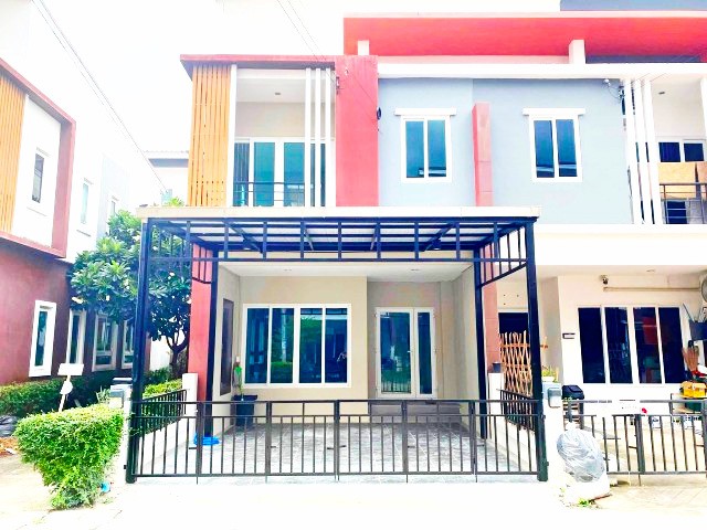 บิ๊กซี มีนบุรี 1กม.หทัยราฎร์ ตลาดหทัยมิตร 1.4 กม ให้เช่าทาวน์โฮม 2 ชั้น3นอน2น้ำวิทยาลัยเทคโนโลยีธุรกิจแฟชั่นนานาชาติ 300 ม.วิทยาลัยบริหารธุรกิจและการท่องเที่ยว 1 กม.  ขนาด21ตร.ว.140ตร.ม. เหมาะสำหรับอยู่อาศัยหรือออฟฟิต เดินทางสะดวก โครงการออกแบบสไตล์โมเดิร์น เน้นความโปร่ง โล่ง สบาย พร้อมสวนส่วนกลาง ถนนภายในโครงการกว้าง และที่จอดรถ 2 คัน เช่า 15,999 B-M. ขาย 2,750,000 B.Hathairat Hathaimit Market 1.4km BigC M