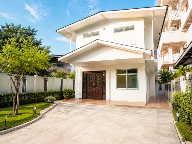 ทำเลสุขุมวิท 64-68 ให้เช่าบ้านเดี่ยว 2 ชั้น 7-11 50ม.เพียง 29,998 บ.-เดือน 52ตร.วา 210 ตร.ม.รพ.กล้วยน้ำไท 2 400 ม.ใกล้ BTSอุดมสุข499ม. True Digital Park 600 ม.Sukhumvit 64-68Near BTS Udomsuk 499 m. True Digital Park 600 m. 2-storey detached house  7-11 50 m. for rent, location, only 29,998 baht/month, 52 sq m., 210 sq m., Kluai Nam Thai Hospital 2 400 m.VDO 1minshttps://youtube.com/shorts/1BMxhwXTeVsขนาด 52 ตร.วา พื้นที่ใช้สอย 210 ตร.ม.เดินทางสะดวกมาก เข้า–ออกได้ 2 ทางทั้งสุขุมวิทและบางนา อยู่ในย่านอุดมสุข–บางนาที่ร่มรื่น น่าอยู่รายละเอียดบ้านเดี่ยว 2 ชั้นพื�
