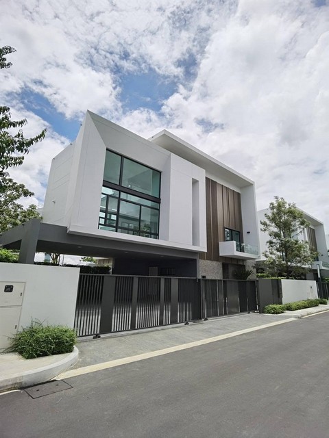 ขาย - ให้เช่าบ้านเดี่ยวสุดหรู 3 ชั้น 102 ตรว. 4 ห้องนอน โครงการนันทวัน พระราม 9-ศรีนครินทร์ กรุงเทพกรีฑา ติดนานาชาติ Wellington และ สนามกอล์ฟ กรุงเทพกรีฑา *** ราคาเช่า 200,000 บาท/เดือน *** ราคาขาย 45 ล้านบาท ต่อรองได้ ติดต่อ::  ชยา โทร/ID Line:: 0942823961   Link Line:: https://line.me/ti/p/3xFA1An8Kcรหัส# T26-1151บ้านเดี่ยวสุดหรู 3 ชั้น โครงการนันทวัน พระราม 9-ศรีนครินทร์ ถนนกรุงเทพกรีฑา๐ ที่ดิน 102.1 ตรว.๐ พื้นที่ใช้สอย 380 ตรม.๐ 4 ห้องนอน ( ห