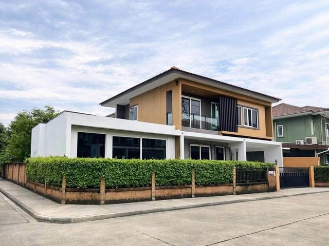 ขายบ้านเดี่ยว 2 ชั้นหลังมุม 73.60 ตรว. โครงการโกลเด้น วิลเลจ อ่อนนุช – พัฒนาการ ซอยอ่อนนุช 65 โซนหน้าหมู่บ้าน ใกล้ Airport Link สถานีบ้านทับช้าง*** ราคาพิเศษ 9.8 ล้านบาทติดต่อ:: ชยา โทร/ID Line:: 0942823961   Link Line:: https://line.me/ti/p/3xFA1An8Kcรหัส# T26-1150 บ้านเดี่ยว 2 ชั้นหลังมุม โครงการโกลเด้น วิลเลจ อ่อนนุช – พัฒนาการ ซอยอ่อนนุช 65โซนหน้าหมู่บ้าน เฟอร์จัดเต็ม ๐ ขนาดที่ดิน 73.60 ตร.ว. (ใหญ่สุดในโครงการ)๐ พื้นที่ใช้สอย 330 ตร