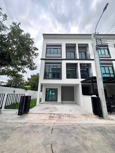 ให้เช่า - ขายทาวน์โฮม 3 ชั้น หลังมุม 4 ห้องนอน หมู่บ้านลุมพินี ทาวน์เพลส สุขุมวิท–ศรีนครินทร์ สุขุมวิท 113 ใกล้ BTS สำโรง *** ราคาเช่า 35,000 บาท/เดือน  *** ราคาขาย 6.4 ล้านบาท ติดต่อ:: ชยา โทร/ID Line:: 0942823961   Link Line:: https://line.me/ti/p/3xFA1An8Kcรหัส# T26-1147ทาวน์โฮม 3 ชั้น หลังมุม หมู่บ้านลุมพินี ทาวน์เพลส สุขุมวิท–ศรีนครินทร์ สุขุมวิท 113 ใกล้ BTS สำโรง ๐ หลังมุม โปร่ง โล่ง รับลมดี มีความเป็นส่วนตัวมากกว่าหลังกลาง๐ ท�