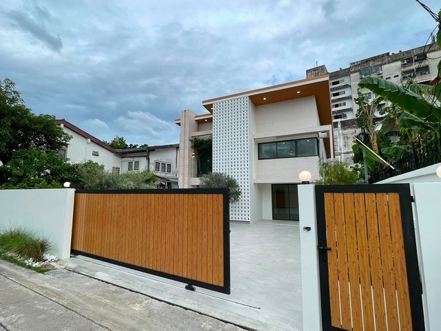 ขายบ้านเดี่ยว 2 ชั้น 100 ตรว. 4 ห้องนอน รีโนเวทใหม่ พร้อมสวนสวย ย่านลาดพร้าว โชคชัย 4 นาคนิวาส ลาดพร้าว-วังหิน*** ราคาขาย 18.5 ล้านบาท (ราคาบ้านเปล่า แล้วเสร็จ 31 ก.ค.) *** ราคาขาย 19.5 ล้านบาท (ราคาบ้านตัวอย่าง ลงเฟอร์) ติดต่อ:: ชยา โทร/ID Line:: 0942823961   Link Line:: https://line.me/ti/p/3xFA1An8Kcรหัส# T26-1046บ้านเดี่ยว 2 ชั้น รีโนเวทใหม่ ย่านลาดพร้าว โชคชัย 4 นาคนิวาส ลาดพร้าว-วังหิน๐ ขนาด 100 ตร.วา ๐ พื้นที่ใช้สอยตัวบ้าน 320 ตร.ม. 