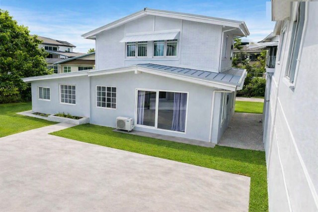 สถานีกลางบางซื่อ ให้เช่าบ้านเดี่ยว 2 ชั้น 3 ห้องนอน 2 ห้องน้ำ ใกล้สะพาน 99 เพียง 444 ม. 19,998 บาทต่อเดือน ใกล้ MRT บางซ่อน 1.6 กม. ทำเลเตาปูน บางซื่อ ประชาชื่น1-8 เดินทางสะดวก ใกล้ มจพ. พื้นที่ 61 ตร.ว. 198 ตร.ม. บ้านเงียบสงบ มีสวนหย่อม ฟังก์ชันครบ จอดรถ 2 คัน แอร์ 3 เครื่องBang Sue Central Station For Rent Two Story Detached House with 3 Bedrooms and 2 Bathrooms 19,998 baht per month near Saphan 99 only 444 m and MRT Bang Son 1.6 km. Convenient Taopoon Bang Sue Prachachuen1-8 location near KMUTNB. Land size 61 sq.wah with 198 sq.m. of usable area. Quiet neighborhood with garden, complete liv
