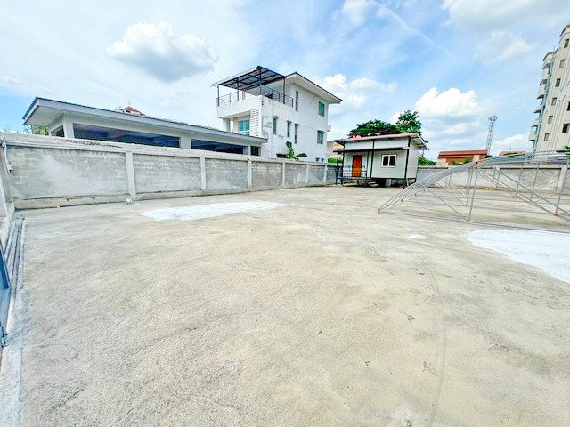 ที่ดินเทคอนกรีต 144 ตร.ว. 576 ตร.ม พร้อมอาคาร 1 ชั้น รถไฟฟ้าสีส้ม กกท. 520ม. ราชมังคลากีฬาสถาน  ใกล้รร.นานาชาติสองภาษาลาดพร้าว 850 ม.  เนื้อที่ 32,998 บาท/เดือน .ถมดิน และเทคอนกรีตแล้ว เหมาะสร้างบ้าน โฮมออฟฟิศ โชว์รูม โกดัง หรือการลงทุน ใกล้รพ.ลาดพร้าว 1.1 กม.ศูนย์การค้า เดินทางสะดวก เชื่อมต่อถนนหลักหลายสาย รถไฟฟ้า และทางด่วนได้ง่าย Filled Concrete land with a single-story building 144 sq.wa 576sq.m. Orange Line MRT, 520m from Sports Authority of Thailand (SAT