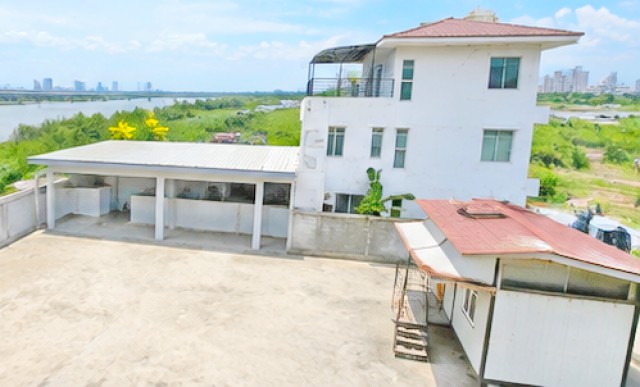 รถไฟฟ้าสีส้ม กกท. 520ม.  ราชมังคลากีฬาสถาน  ที่ดินเทคอนกรีต พร้อมอาคาร 1 ชั้น ใกล้รร.นานาชาติสองภาษาลาดพร้าว 850 ม.  เนื้อที่ 144 ตร.ว. 576 ตร.ม 32,999 บาท/เดือน .ถมดิน และเทคอนกรีตแล้ว เหมาะสร้างบ้าน โฮมออฟฟิศ โชว์รูม โกดัง หรือการลงทุน ใกล้รพ.ลาดพร้าว 1.1 กม.ศูนย์การค้า เดินทางสะดวก เชื่อมต่อถนนหลักหลายสาย รถไฟฟ้า และทางด่วนได้ง่าย Orange Line MRT, 520m from Sports Authority of Thailand (SAT) to Rajamangala National Stadium. Filled Concrete land with a singl