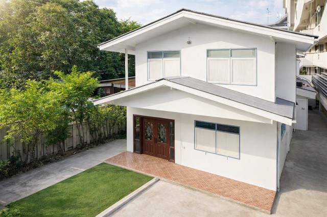 สุขุมวิท62-68 ใกล้ BTS อุดมสุข 700 ม. โฮมออฟฟิศให้เช่า 3 นอน 2 น้ำ  และ คลาวด์ 11 1.1 กม. ขนาด 52 ตร.ว. 210 ตร.ม. 29,999 B-M.กว้างขวาง เหมาะสำหรับ โฮมออฟฟิศ เกสต์เฮาส์ Airbnb รองรับการจดทะเบียนบริษัท ทำเลสุขุมวิท เดินทางสะดวก  เข้า-ออกสะดวก ใกล้แหล่งธุรกิจ ศูนย์การค้าชั้นนำ รถไฟฟ้า ทางด่วน และสิ่งอำนวยความสะดวกครบครันSukhumvit62-68 near BTS UdomSuk (700 m). 3-bed 2-bath home office for rent near Cloud 11 1.1 km. Size 52 sq.wa 210 sq.m. Rental price 29,999 THB/month. Spacious and ideal for a home office guesthouse Airbnb or