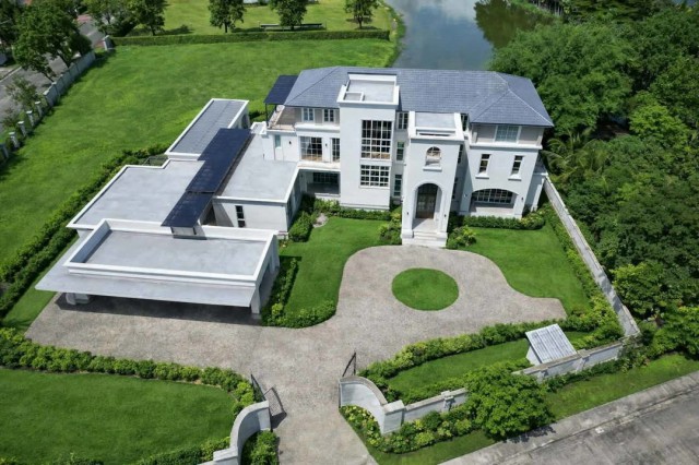 คฤหาสน์ใหม่สุดหรู 110 ล้าน #กรีนวัลเล่ #แม่ริม 2-1-02 ตรว. Super Luxury 3 ชั้น #วิวทะเลสาบ-ภูเขา | วิวแบบ “โปสการ์ด” ที่หาไม่ได้อีกแล้ว!บนที่ดินรวม 2-1-02 ไร่5 ห้องนอน | 8 ห้องน้ำห้องรับแขก / ห้องทำงาน / ห้องอาหาร / ห้องครัว / ห้องนั่งเล่นสระว่ายน้ำส่วนตัว ขนาด 80 ตร.ม. ติดทะเลสาบ พร้อมระเบียงชมวิว3 ห้องแม่บ้าน + ครัวไทยแยกที่จอดรถมากกว่า 6 คันวัสดุตกแต่งระดับ Super Premium:✔ พื้นและบันไดไม้ Solid Oak นำเข�