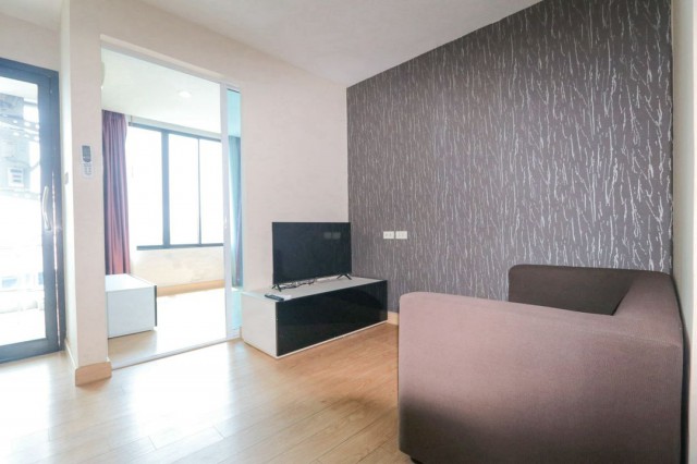โซนเจ็ดยอด ขายเพียง 1,999,999 บาท 47 ตรม. #Trams Condo #วิวเมือง #เฟอร์นิเจอร์บางส่วน ขายตามสภาพ ทำเลทอง #ใกล้มช. เหมาะสำหรับรีโนเวทและลงทุน #สไตล์โมเดิร์นรายละเอียดทรัพย์ชั้น 7พื้นที่ใช้สอย 47 ตารางเมตร1 ห้องนอน1 ห้องน้ำขายเพียง 1,999,999 บาท (ค่าโอนและภาษี 50/50)สิ่งอำนวยความสะดวกสวนลอยฟ้าบนดาดฟ้า พร้อมวิวดอยสุเทพห้องออกกำลังกายห้องเอนเตอร์เทนเมนต์ที่จอดรถกล้องวงจรปิด (CCTV)ระบบรัก�