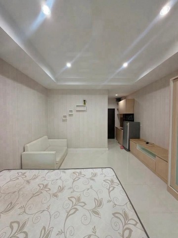 โซนเจ็ดยอด ขายเพียง 1.3 ล้าน 30 ตรม. #SevenStar Condo ทำเลศักยภาพ #ใกล้มช. เดินทางสะดวก เหมาะสำหรับซื้ออยู่เอง หรือสร้างรายได้จากการปล่อยเช่ารายละเอียดห้องชั้น 1พื้นที่ใช้สอย 30 ตารางเมตร1 ห้องนอน1 ห้องน้ำขายเพียง 1,300,000 บาท (ค่าโอนกรรมสิทธิ์ 50/50)สิ่งอำนวยความสะดวกที่จอดรถลิฟต์โดยสารระบบรักษาความปลอดภัย 24 ชั่วโมงกล้องวงจรปิด (CCTV)นิติบุคคลดูแลโครงการอย่างดีสถานที่ใกล้เคียงมห