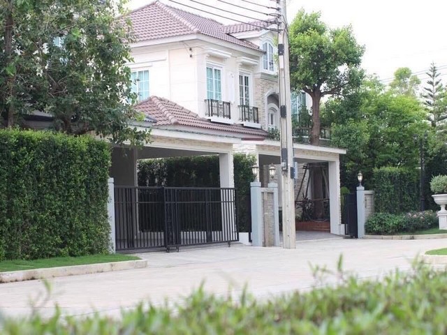 รหัสC7251 ให้เช่าและขายบ้านเดี่ยวหมู่บ้านแกรนดิโอ ลาดพร้าว-เกษตรนวมินทร์ บ้านตกแต่งสวยพร้อมอยู่ราคาเช่า 120,000 บาท/เดือน (ประกัน3 ล่วงหน้า1)ราคาขาย 16,000,000 บาท (สิบหกล้านบาท)สนใจนัดชมสถานที่หรือสอบถามข้อมูลเพิ่มเติมโทร : 095-823 9789 คิทLine id : candy.456Line Add Friend : https://line.me/ti/p/rHhjrvhm_zโทร : 091-782 8924 ต้นLine : seng.456Line Add Friend : https://line.me/ti/p/iHsUxP2IlT出租房屋，共3栋，每栋4间卧室，共12间卧室，每栋月租12万泰铢。电话บ้านเดี่ยวหมู่บ้านGrandio Ladproa-Kaset Nawamin (แกรนดิโอ ลาดพร้�