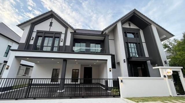 ให้เช่าบ้านเดี่ยว The City 2 Bangna บ้านหรู 6 ห้องนอน 580 ตร.ม. ใกล้ Mega Bangna และโรงเรียนนานาชาติติดต่อ Agent คุณบัว (Bua)Tel: 093-646-4597 LINE ID: Bua093ค่าเช่า 250,000 บาทต่อเดือนรายละเอียดให้เช่าบ้านเดี่ยวระดับลักชัวรี โครงการ The City 2 Bangna บ้านไซส์ XXL ดีไซน์หรู พร้อมพื้นที่ใช้สอยขนาดใหญ่และเพดานแบบ Double Volume สูง 6 เมตร ให้ความโปร่งโล่งและโอ่อ่า เหมาะสำหรับครอบครัวขนาดใหญ่ ผู้บริหาร และชาวต่างชาติที่ต้องการบ้าน�
