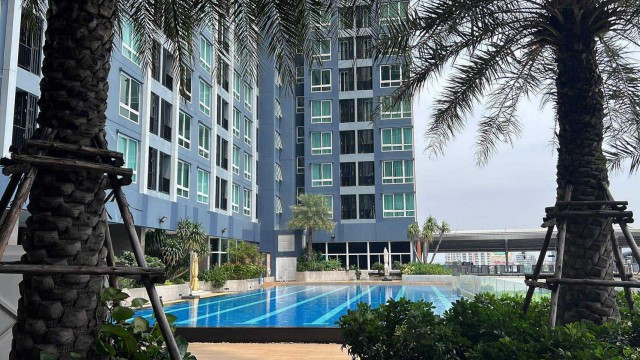 AOM 3037ให้เช่า คอนโด ห้อง 35 ตร.ม. เดอะ เมโทรโพลิส สำโรง ทำเลเริ่ดไม่ไหว ติดรถไฟฟ้า 2 สายจะเข้าเมืองทำงาน หรือไปสนามบิน ก็ได้ง่ายๆ ทางเข้าสถานีสำโรงอยู่หน้าคอนโด   โครงการ The Metropolis Samrong Interchange (เดอะ เมโทรโพลิส สำโรง อินเตอร์เชนจ์) ถนน สุขุมวิท ตำบลสำโรงเหนือ เมืองสมุทรปราการ,สมุทรปราการ   คอนโด   1  ห้องนอน   1   ห้องน้ำ  ใช้สอย   35.00 ตร.ม.ราคาเช่า 13,000 / เดือนจุดเด่นที่น่าสนใจ- ติดรถไฟฟ้า 