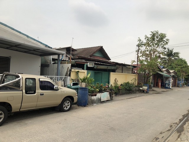 ขายหอพัก ชั้นเดียว ย่านมหาลัยรังสิต 60 ตร.วา มี 9 ห้อง ต.หลักหก  อ.เมือง จ.ปทุมธานี  ขาย 1.9 ลบ. เช่าเหมาน้ำไฟรวม 2,800 บาท/เดือน แหล่งชุมชนเจริญคมนาคมสะดวก เข้าออกได้หลายเส้นทาง น้ำไฟสาธารณูปโภคครบครัน จับจุดวัดนาวง เมื่ออยู่หน้าวัดตรงมาประมาณ 1กม.สังเกตุขวามือ Amazon Coffe เลี้ยวซ้าย เข้า ซ.นาวง4พัฒนา ซอย3 เข้ามาประมาณ 200 ม.หอพักอยู่ซ้ายตรงข้ามร้านค้าหอพัก2ชั้นดำเนินกิจการต่�