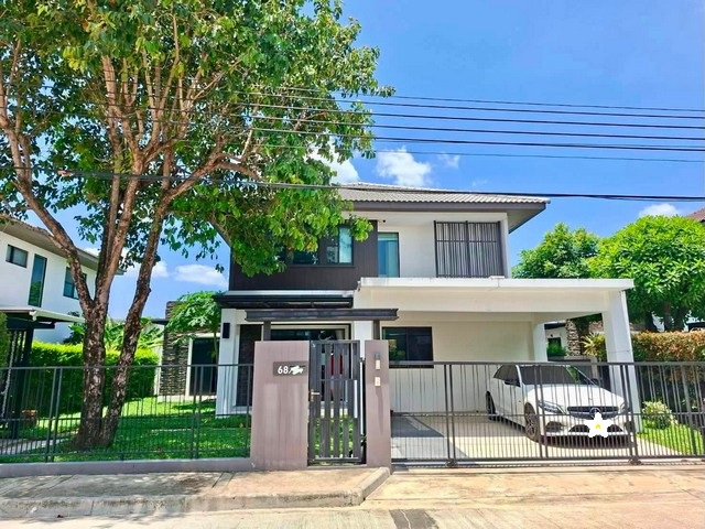 ให้เช่าบ้านเดี่ยว 2 ชั้น 66 ตรว. 4 ห้องนอน โครงการมัณฑนา บางนา กม.7 ซอยราชวินิตบางแก้ว ใกล้เมกะบางนา ใกล้ทางด่วน*** ราคาเช่า 69,000 บาท/เดือนติดต่อ:: ชยา โทร/ID Line:: 0942823961Link Line:: https://line.me/ti/p/3xFA1An8Kcรหัส# T26-1156บ้านเดี่ยว 2 ชั้น โครงการมัณฑนา บางนา กม.7 ใกล้เมกะบางนา ใกล้ทางด่วน๐ เนื้อที่ 66 ตรว.๐ พื้นที่ใช้สอย 185 ตรม.๐ 4 ห้องนอน 3 ห้องน้ำ๐ 1 ห้องอเนกประสงค์๐ 2 ที่จอดรถ๐ บ้านทิศเหนือ ร่มรื่นตลอดวัน๐ ตกแต