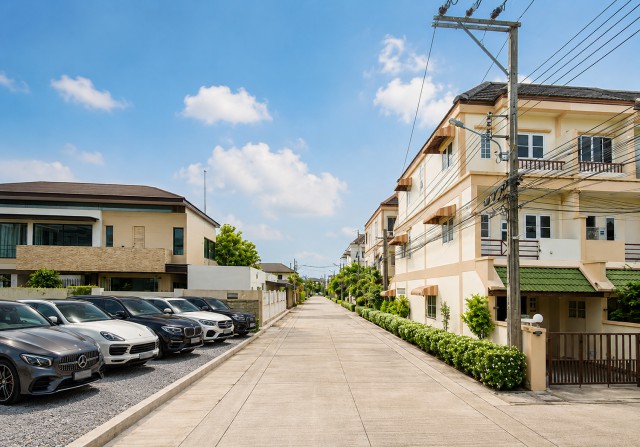 โชคชัย4 ให้เช่าทาวน์โฮม 3ชั้น 4นอน ใกล้โรงเรียนสตรีวิทยา 2กม.3น้ำ  MRT สถานีโชคชัย 4 1กม. ขนาด36ตร.ว.พื้นที่ใช้สอย 200 ตร.ม. เหมาะสำหรับพักอาศัย บริษัท สำนักงาน คลินิก และ สตูดิโอ เดินเดินทางสะดวก เชื่อมต่อถนนโชคชัย 4 ลาดพร้าว และเกษตรนวมินทร์  ทำเลศักยภาพ หน้าปากซอยโชคชัย 4 กรุงเทพฯ เช่า 22,998 B-M. ขาย 6.4 ล.Chokchai4 for rent in 4 bedrooms, 2km from Satri Witthaya School 3-story townhome  3 bathrooms. 1 km from MRT Chokchai 4 station. 36 sq.wa., 200 sq.m. usable area. Suitable for residence, company, office, cli