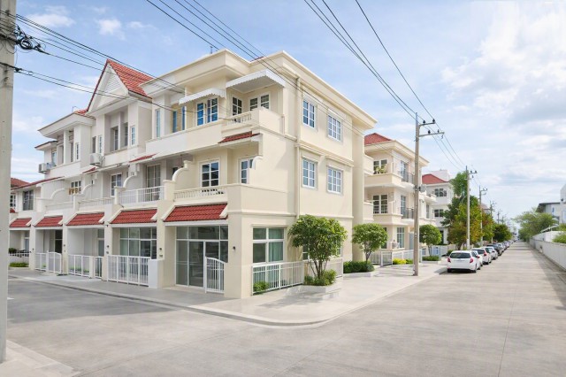 ใกล้โรงเรียนสตรีวิทยา 2กม. โชคชัย4ให้เช่าทาวน์โฮม3ชั้น4นอน3น้ำ  MRT สถานีโชคชัย 4 1กม. ขนาด36ตร.ว.พื้นที่ใช้สอย 200 ตร.ม. เหมาะสำหรับพักอาศัย บริษัท สำนักงาน คลินิก และ สตูดิโอ เดินเดินทางสะดวก เชื่อมต่อถนนโชคชัย 4 ลาดพร้าว และเกษตรนวมินทร์  ทำเลศักยภาพ หน้าปากซอยโชคชัย 4 กรุงเทพฯ เช่า 22,999 B-M. ขาย 6.4 ล. 2 km from Satri Witthaya School 3-story townhome for rent in Chokchai 4. 4 bedrooms, 3 bathrooms. 1 km from MRT Chokchai 4 station. 36 sq.wa., 200 sq.m. usable area. Suitable for residence, company, office, cli