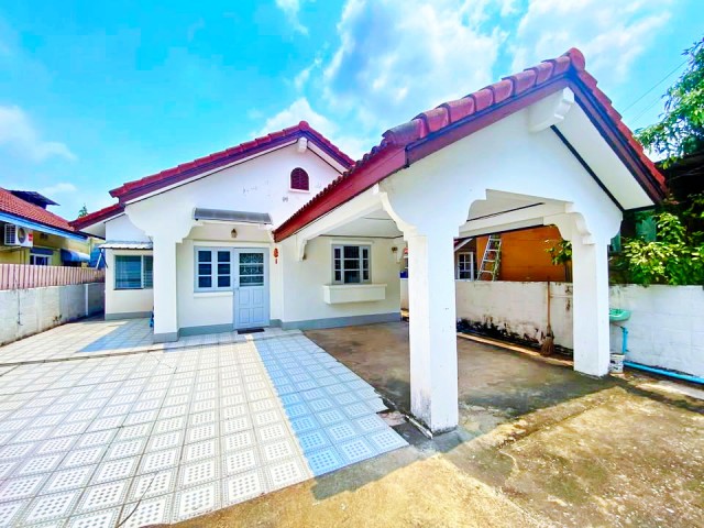 วิภาวดีรังสิต76-86 นิว คอนเน็กซ์ ดอนเมือง สนามบิน บ้านเดี่ยวชั้นเดียว 2 นอน 1 น้ำ ขนาด 50 ตร.ว. 200 ตร.ม. 11,999 B-M.รร.พหลโยธิน พ่วงเจริญอุปถัมภ์ 800 ม.พร้อมที่จอดรถ บรรยากาศเงียบสงบ เหมาะสำหรับอยู่อาศัย เดินทางสะดวก  ใกล้ตลาดเสริมเพิ่มพูน 600 ม.โรงพยาบาล ศูนย์การค้า รถไฟฟ้า และสนามบินดอนเมืองVibhavadi Rangsit 76-86 Nue connex condo DonMueang Airport Single-story house 2bed 1bath on 50sq.wa. 200 sq.m. Rental price 11,999  B-M. with parking for 3 cars. Quiet atmosphere ideal for living. Located on  near Serm Phuem Poon Market 600 m.