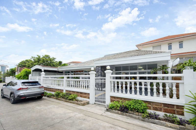 ดอะซีน ทาวน์อินทาวน์ 400 ม  จอดรถรวม 4 คัน Photo studio ใบ้านเดี่ยว 3นอน 3น้ำ  60ตร.ว. 200ตร.ม. 31,998B-M. .ร่มรื่น เหมาะสำหรับอยู่อาศัย โฮมออฟฟิศ และการใช้ชีวิตใจกลางเมือง ใกล้รร.บดินทรเดชาฯ 900 ม.แหล่งช้อปปิ้ง และรถไฟฟ้า เดินทางสะดวก เชื่อมต่อหลายเส้นทางThe Scene Town in Town. 400m. 3-bed 3-bath detached house 4Parking Photo studio on  60sq.wa. 200sq.m. 31,999B-M. Prime location 4Lush greenery ideal for residential living home office and city living. Close to Bodindecha School 900 m. shopping centers and the BTS Skytrain with convenient transportation and connections to multiple routes.ถ.ลาดพร้าว 