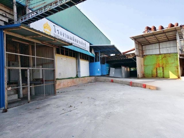 ให้เช่าโกดังโรงงาน พื้นที่ 6,500 ตรม. บ้านบึง ชลบุรีเงื่อนไขการเช่า:- ค่าเช่า 100 บาท/ตรม.- ค่าประกัน 3 เดือน- ล่วงหน้า 1 เดือน- สัญญาเช่าขั้นต่ำ 3 ปีโรงงานมีพื้นที่ 6,500 ตรม. ขอใบอนุญาติ รง ได้ พื้นที่สีเหลืองรายละเอียด- พื้นที่โรงงาน 6,500 ตรม- มีออฟฟิศ- มีห้องน้ำชายหญิงอย่างละ 5 ห้อง- พื้นรับนํ้าหนัก 3-5  ตัน  /ต.ร.ม- ไฟฟ้า 1000 kva สามารถใช้ได้ 750  kva- ความสูง 9-10  เมตรที่ตั้ง : บ้านบึง ชลบุรี----------
