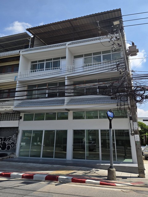 ให้เช่าอาคาร 3 ชั้นครึ่ง+ดาดฟ้ามีหลังคา ห้องหัวมุม ติดถนนเฉลิมพระเกียรติ ร.9 ซอย 5 รีโนเวทใหม่ ใกล้รถไฟฟ้าศรีอุดม 400 เมตร*** ราคาเช่า 45,000 บาท/เดือน ติดต่อ:: ชยา โทร/ID Line:: 0942823961   Link Line:: https://line.me/ti/p/3xFA1An8Kcรหัส# T26-1008 อาคาร 3 ชั้นครึ่ง+ดาดฟ้ามีหลังคา ห้องหัวมุม ติดถนนเฉลิมพระเกียรติ ร.9 ซอย 5 รีโนเวทใหม่• ขนาด 56.5 ตร.วา• ห้องหัวมุม จอดรถได้ 6 คัน (ด้านหลังมีโรงจอดรถ)• รีโนเวทเสร็จใหม่ สวยงาม • ใก