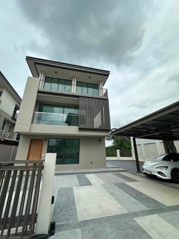 BS1069 ขายบ้านเดี่ยวหรู 3 ชั้น AQ ARBOR สวนหลวง ร.9–พัฒนาการ หลังริม พื้นที่ใหญ่สุดในโครงการ บ้านใหม่ ไม่เคยเข้าอยู่ติดต่อ Agent คุณบัว (Bua)Tel: 093-646-4597&nbsp;LINE ID: Bua093ราคาพิเศษ 16.8 ล้านบาท (ต่อรองได้)บ้านเดี่ยวหรู 3 ชั้น หลังมุมเนื้อที่ 97.10 ตร.ว.พื้นที่ใช้สอย 297 ตร.ม.3 ห้องนอน4 ห้องน้ำ1 ห้องแม่บ้าน พร้อมห้องน้ำMaster Bedroom ขนาดใหญ่ห้องทำงานห้องแต่งตัวBuilt-in Modernform ทั้งหลังจอดรถ 3 คันเลี้ยงสัตว์ได้บ้านหันหน้�