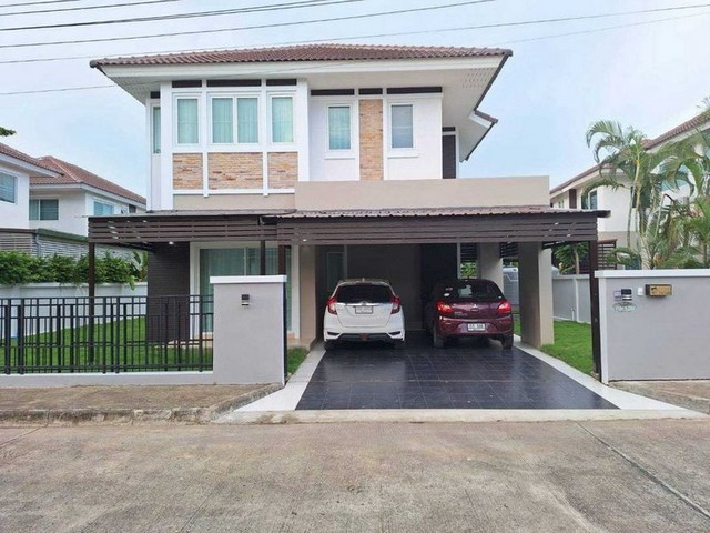 บ้านเดี่ยว 2 ชั้น รีโนเวทใหม่ทั้งหลัง ตั้งอยู่ในโครงการอรสิริน 6 บรรยากาศเงียบสงบ เป็นส่วนตัว ถนนภายในโครงการกว้าง เดินทางสะดวก พร้อมสิ่งอำนวยความสะดวกภายในโครงการ ทั้งคลับเฮ้าส์และระบบรักษาความปลอดภัยตลอด 24 ชั่วโมงเหมาะสำหรับครอบครัวที่กำลังมองหาบ้านพร้อมอยู่ในเชียงใหม่ ต้องการพื้นที่ใช้ชีวิตที่เป็นสัดส่วน และอยู่ในโครงการที่มีสภาพแวดล้อมน่าอ