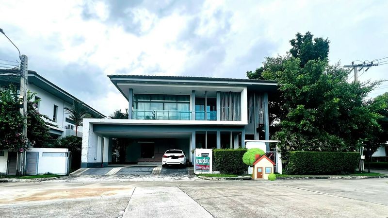 #ขายบ้านเดี่ยวหลังมุม 5ห้องนอนแบบใหญ่สุดในโครงการ บนที่ดิน 108 ตร.ว #หมู่บ้านเศรษฐสิริ ศรีนครินทร์-พระราม 9 ถนนกรุงเทพกรีฑา ซอย 7 แยก 4#ใกล้โรงเรียนนานาชาติไบรท์ตัน#ใกล้เดอะมอลล์บางกะปิ #ราคาขายสุดพิเศษ 23,900,000  ลบ. (พร้อมรับเงือนไข) ราคานี้หาไม่ได้แล้วในถนนกรุงเทพกรีฑา ได้บ้านขนาดใหญ่ฮวงจุ้ยบ้านถุงเงินถุงทองขายบ้านเพราะไปซื้อบ้านใหญ่ขึ้น#รายละเอียดบ้าน ประเภท 