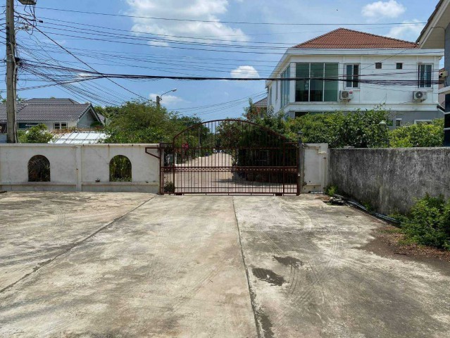 AOM 3041ให้เช่า โกดังพร้อมบ้าน พุทธมณฑลสาย 2 พื้นที่ใช้สอยโกดังรวม 1,600 ตรม   แขวงศาลาธรรมสพน์ เขตทวีวัฒนา,กรุงเทพมหานคร  1  ห้องนอน   1   ห้องน้ำ   ที่ดิน   3-1-0   ใช้สอย   1600.00 ตร.ม.ราคาเช่า 130,000 / เดือนจุดเด่น- เป็นสำนักงานพร้อมที่พัก- บนพื้นที่ขนาดใหญ่- เหมาะสำหรับทำธุรกิจ โกดังเก็บสินค้ารายละเอียด- ทำเล: พุทธมณฑลสาย2 ศาลาธรรมสพน์ ซอย3- ขนาดที่ดิน  3ไร่ 1งาน- พื้นที่ใช้สอยโกดังรวม ประม