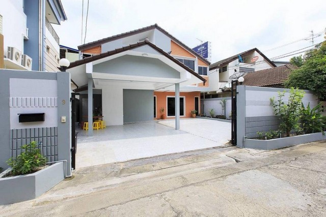 ให้เช่าบ้านเดี่ยว 2 ชั้น โครงการหมู่บ้านเดชา รามคำแหง ทำเลเดินทางสะดวก เหมาะสำหรับครอบครัวหรือคนทำงานที่ต้องการทรัพย์พร้อมอยู่รายละเอียดทรัพย์- บ้านเดี่ยว 2 ชั้น- พื้นที่ใช้สอยประมาณ 220 ตารางเมตร- 4 ห้องนอน- 5 ห้องน้ำ- Ready to move in- Pet Friendlyจุดเด่น- ทำเลเชื่อมต่อถนนสายหลักและสิ่งอำนวยความสะดวกได้สะดวก- เหมาะสำหรับอยู่อาศัยระยะยาว- พร้อมเข้าอยู่สถานที่สำคัญใกล้เคียง- 