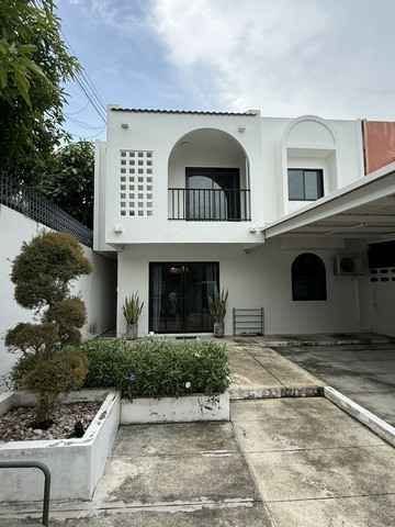 ให้เช่าบ้านเดี่ยว 2 ชั้น 65 ตรว. พร้อมเฟอร์นิเจอร์ หมู่บ้านเมืองทอง 2/1 ซอยพัฒนาการ74 รีโนเวทใหม่   *** ราคาเช่า 28,000 บาท /เดือนติดต่อ::  ชยา  โทร/ID Line:: 0942823961   Link Line:: https://line.me/ti/p/3xFA1An8Kcรหัส # JD782บ้านเดี่ยวพร้อมเฟอร์นิเจอร์ หมู่บ้านเมืองทอง2/1 ซอยพัฒนาการ 74 รีโนเวทใหม่ • เนื้อที่ 65 ตารางวา • 3 ห้องนอน • 2 ห้องน้ำ• 1 ห้องแม่บ้าน  • 2 ที่จอดรถ• แอร์ 6 เครื่อง (ชั้นล่าง 3 ตัว ชั้นบน 3 ตัว) • ตู้เย็น 1 เครื่อง, เ�