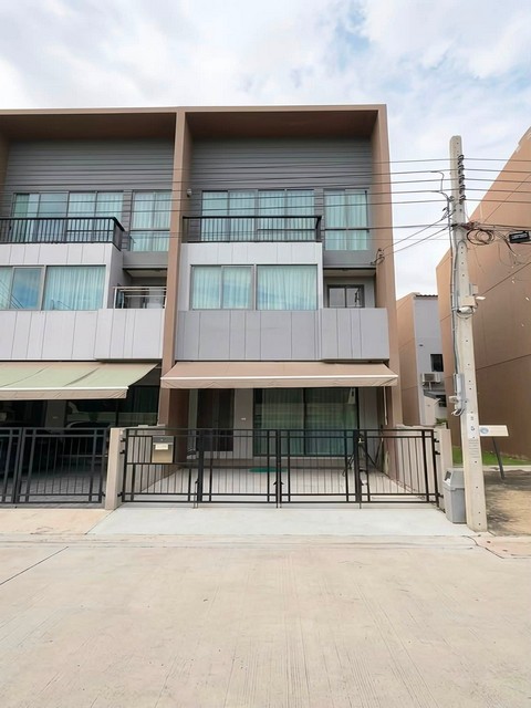 ให้เช่าทาวน์โฮม 3 ชั้นหลังริม 3 ห้องนอน บ้านกลางเมือง พระราม 9 - กรุงเทพกรีฑา มีร้านสะดวกซื้อหน้าปากซอย 10 นาที ถึง Brighton College*** ราคาเช่า 35,000 บาท/เดือน ติดต่อ:: ชยา โทร/ID Line:: 0942823961   Link Line:: https://line.me/ti/p/3xFA1An8Kcรหัส# T26-1157ทาวน์โฮม 3 ชั้นหลังมุม โครงการบ้านกลางเมือง พระราม 9 - กรุงเทพกรีฑา ๐ เนื้อที่ 18.5 ตรางวา๐ พื้นที่ใช้สอย 152 ตร.ม. ๐ 3 ห้องนอน๐ 3 ห้องน้ำ ๐ จอดรถได้ 2 คัน๐ หลังริม ทิศใต้ บรรยากาศดี เป็นส่�