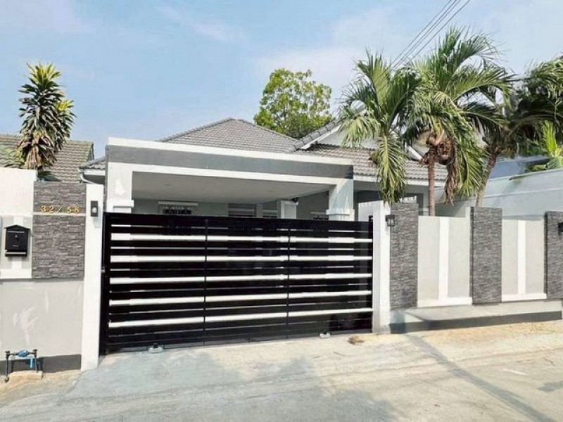 TEL:088-559 5199 คุณเอLine:https://line.me/ti/p/C0eGe0whLXขายบ้านเดี่ยวรีโนเวทใหม่ สไตล์ Modern Luxury Cottageพัทยา – หนองเกตุใหญ่ | โครงการบ้านพูนสุข ติดโรงเรียนเบญจศึกษาราคาเพียง 3.99 ล้านบาทฟรีค่าโอน* บ้านเดี่ยวชั้นเดียว รีโนเวทใหม่ พร้อมเข้าอยู่* เนื้อที่ 91 ตารางวา* 3 ห้องนอน* 3 ห้องน้ำ (พร้อมอ่างอาบน้ำ 1 ห้อง)* 1 ห้องรับแขก* 1 ห้องรับประทานอาหาร* 1 ห้องครัว* ลานซักล้าง* โรงจอดรถ(839)T : A14m