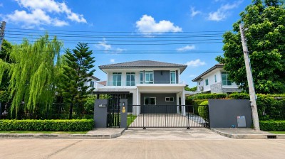 ???? บ้านเดี่ยวหรูให้เช่า | มัณฑนา บางนา กม.7✨ บ้านเดี่ยว 2 ชั้น พื้นที่กว้าง 87.3 ตร.ว.เหมาะสำหรับครอบครัวที่มองหาบ้านหลังใหญ่ บรรยากาศเป็นส่วนตัว พร้อมพื้นที่ใช้สอยครบครันรายละเอียดบ้าน• ????️ 4 ห้องนอน• ???? 5 ห้องน้ำ• ???? 4 ที่จอดรถ• ???? 2 ห้องครัว• ???? ห้องแม่บ้าน พร้อมห้องน้ำส่วนตัว• ???? พื้นที่รอบบ้านกว้าง เหมาะสำหรับครอบครัว???? ค่าเช่า 100,000 บาท/เดือนเงื่อนไขการเช่า• มัดจำ 2 เ�