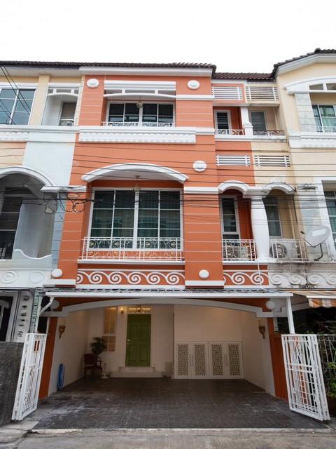 ให้เช่าทาวน์โฮม3ชั้น210ตร.มโครงการคริสตัลวิลล์ประดิษฐ์มนูธรรม19ตกแต่งพรีเมียมใกล้Central Eastvilleราคาเช่า 95,000 บาท / เดือน ( สัญญาขั้นต่ำ 1 ปี ประกัน 2 เดือน ล่วงหน้า 1 เดือน )ที่ตั้ง ถนนประดิษฐ์มนูธรรม ซอยประดิษฐ์มนูธรรม 19 แขวงลาดพร้าว เขตลาดพร้าว กรุงเทพมหานคร 10230ติดต่อ : คุณภัสพงณ์ 0634098164Line : deedee23https://www.facebook.com/profile.php?id=61581484955548เนื้อที่ 21 ตารางวา พื้นที่ใช้สอย 210 ตารางเมตร จำนวน 3 ชั้น 3 ห้องนอน 4 ห�