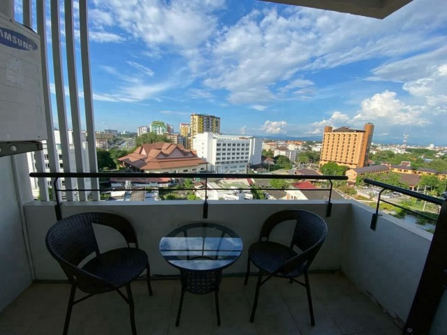 ให้เช่า 75,000 บาท/เดือน 141 ตรม. 3 นอน 2 น้ำ The #Trio Condo คอนโดหรู #โซนห้วยแก้ว #ห้องมุม พร้อมระเบียงรอบห้องถึง 3 ด้าน สุดพิเศษ วิว 180° เมืองเชียงใหม่–ดอยสุเทพ รายละเอียดห้องขนาด 141 ตร.ม.ชั้น 93 ห้องนอน2 ห้องน้ำ3 ระเบียงรอบห้อง1 ห้องนั่งเล่น1 ห้องรับประทานอาหารเครื่องปรับอากาศ 5 เครื่องเครื่องทำน้ำอุ่นSmart TV ขนาด 55” และ 65”Internet Wi-Fi + กล่องดูทีวีเครื่องซักผ้า + เครื่องอบผ้าครัวสไตล์ตะวันตก พร