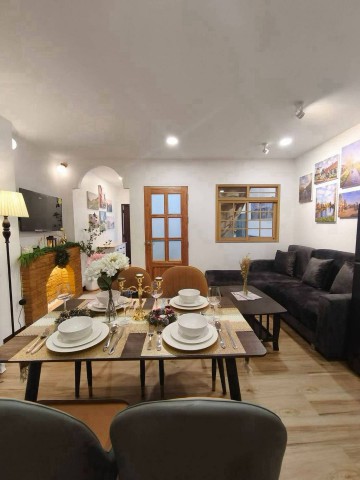 โซนนิมมาน–#ห้วยแก้ว ให้เช่า 24,000 บาท/เดือน 60 ตร.ม. 2 นอน 1 น้ำ The #Trio Condo #วิวเมืองและวิวดอย บรรยากาศดี พร้อมเข้าอยู่รายละเอียดห้องชั้น 15 (ชั้นบนสุดของอาคาร)พื้นที่ 60 ตารางเมตร2 ห้องนอน1 ห้องน้ำเฟอร์นิเจอร์และเครื่องใช้ไฟฟ้าครบเตียงนอนตู้เสื้อผ้าโต๊ะเครื่องแป้งชั้นวางทีวีชุดโต๊ะรับประทานอาหารโซฟาโต๊ะทำงาน พร้อมเก้าอี้โทรทัศน์ตู้เย็นไมโครเวฟเตาไฟฟ้า พร้อมเครื่อ�