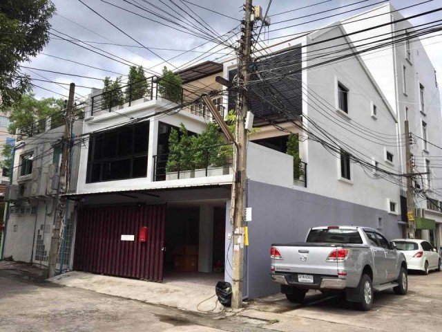 AOM 3048ให้เช่า ทาวน์โฮม 3 ชั้น เอกมัย | 3 ห้องนอน 4 ห้องน้ำ | 350 ตร.ม. | จอดรถ 3 คัน  เริ่มต้น 90,000 บาท/เดือน   แขวงคลองตันเหนือ เขตวัฒนา,กรุงเทพมหานคร   3  ห้องนอน   4   ห้องน้ำ   ที่ดิน   31.50 ตร.ว.   ใช้สอย   350.00 ตร.ม.ราคาเช่า 90,000 บาท/เดือน (บุคคลทั่วไป) 100,000 บาท/เดือน (ผู้เช่าที่จดทะเบียนบริษัท)หมายเหตุ เลี้ยงสัตว์ได้ ความเสียหายจากสัตว์เลี้ยงหักจากเงินประกันตามจริง พร้อมเข้าอยู่รายละเอียดทรัพ�